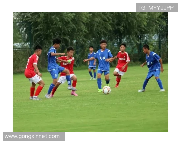 足球明星偶遇心仪鞋款瞬间展现时尚品味与运动激情